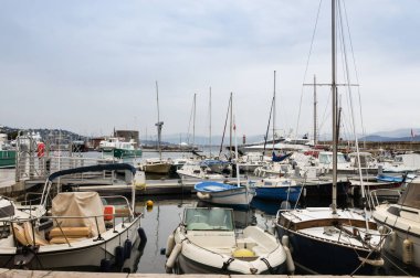 Saint Tropez, Fransa-24 Şubat, 2018. Tekneler ve yatlar. Mimari ve tip-in Güney Avrupa ülkesindeki şehirler.