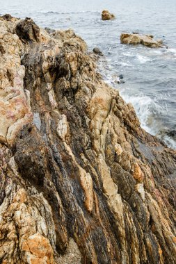 Gölün kayalık kıyısı. 