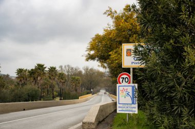Liguria, İtalya - 24 Şubat, 2018. Trafik bilgi işaretleri. Yollar ve şehir otomobili üzerinden görüntülemek.