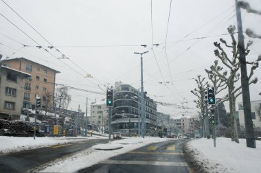 Lausanne, İsviçre - 1 Mart, 2018. Ayarlanabilir yaya geçidi. Bahar kar manzara otoyol boyunca ve Avrupa'nın şehirlerde.