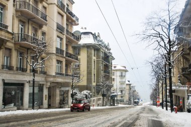 Lausanne, İsviçre - 1 Mart, 2018. Kaygan yolda bir araba. Bahar kar manzara otoyol boyunca ve Avrupa'nın şehirlerde.
