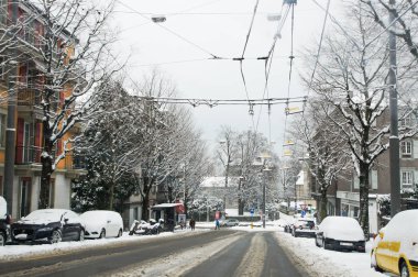 Lausanne, İsviçre - 1 Mart, 2018. Bir kar şehir tür. Bahar kar manzara otoyol boyunca ve Avrupa'nın şehirlerde.