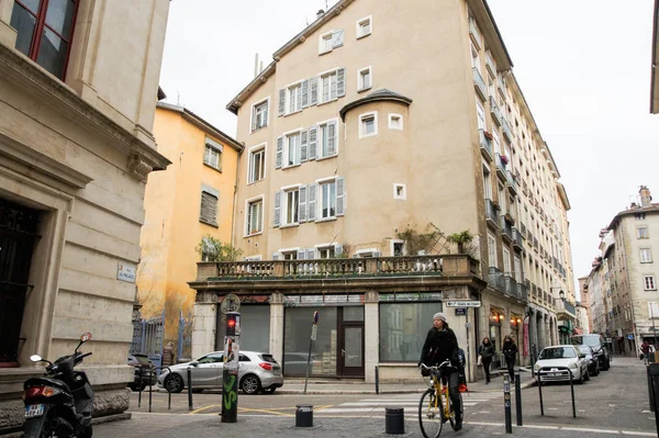 Grenoble Frankrike Februari 2018 Kvinna Cykel Arkitektur Och Typer Städer — Stockfoto