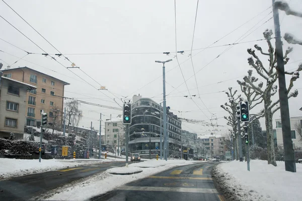 Lausanne, İsviçre - 1 Mart, 2018. Ayarlanabilir yaya geçidi. Bahar kar manzara otoyol boyunca ve Avrupa'nın şehirlerde.