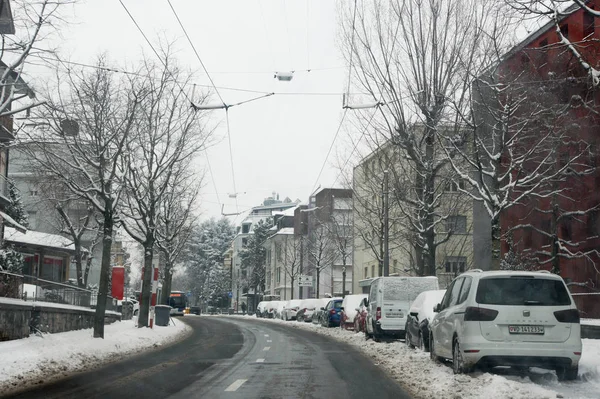 Lausanne, İsviçre - 1 Mart, 2018. Sokakta kirli kar. Bahar kar manzara otoyol boyunca ve Avrupa'nın şehirlerde.