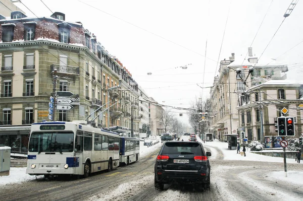 Lausanne, İsviçre - 1 Mart, 2018. Kesiştiği taşıma. Bahar kar manzara otoyol boyunca ve Avrupa'nın şehirlerde.
