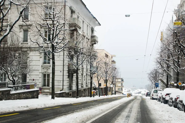 Lausanne, İsviçre - 1 Mart, 2018. Kaygan yol eğimlidir. Bahar kar manzara otoyol boyunca ve Avrupa'nın şehirlerde.
