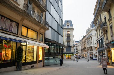 Cenevre, Isviçre-2 Mart, 2018. gece sokaklarında Insanlar. Avrupa 'nın güneyindeki şehirler mimarisi ve türleri.