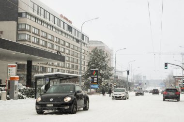 Cenevre, Isviçre-2 Mart, 2018. Karlı yollarda arabalar. Avrupa 'nın güneyindeki şehirler mimarisi ve türleri.