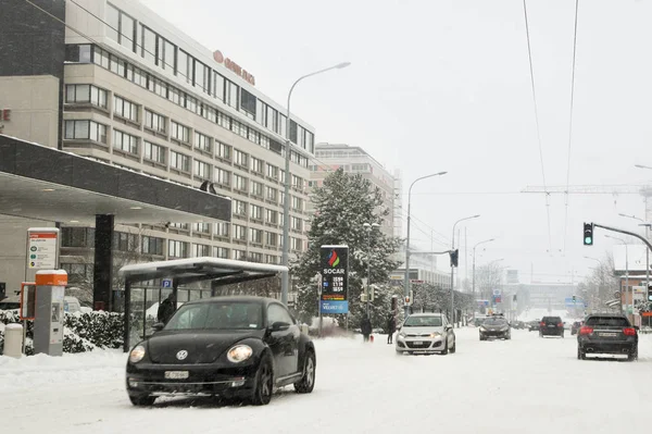 ジュネーブ スイス 2018 雪の道の車 南ヨーロッパの都市の建築とタイプ — ストック写真