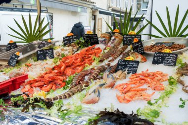 Provence, Fransa - 25 Şubat, 2018. Aix-en-Provence meydanda gıda pazarında.