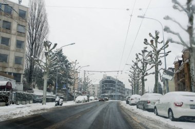 Lausanne, İsviçre - 1 Mart, 2018. Bahar kar manzara otoyol boyunca ve Avrupa'nın şehirlerde.