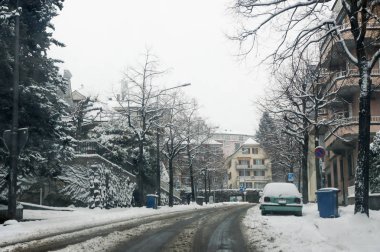 Lausanne, İsviçre - 1 Mart, 2018. Bahar kar manzara otoyol boyunca ve Avrupa'nın şehirlerde.