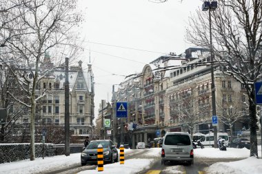 Lausanne, İsviçre - 1 Mart, 2018. Bahar kar manzara otoyol boyunca ve Avrupa'nın şehirlerde.