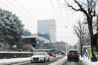 Lausanne, İsviçre - 1 Mart, 2018. Bahar kar manzara otoyol boyunca ve Avrupa'nın şehirlerde.