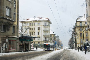 Lausanne, İsviçre - 1 Mart, 2018. Bahar kar manzara otoyol boyunca ve Avrupa'nın şehirlerde.