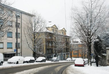 Lausanne, İsviçre - 1 Mart, 2018. Bahar kar manzara otoyol boyunca ve Avrupa'nın şehirlerde.