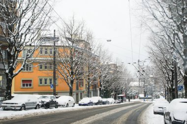 Lausanne, İsviçre - 1 Mart, 2018. Bahar kar manzara otoyol boyunca ve Avrupa'nın şehirlerde.
