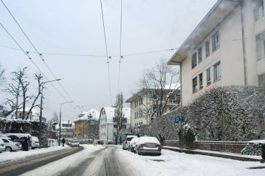 Lausanne, İsviçre - 1 Mart, 2018. Bahar kar manzara otoyol boyunca ve Avrupa'nın şehirlerde.