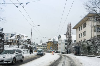 Lausanne, İsviçre - 1 Mart, 2018. Bahar kar manzara otoyol boyunca ve Avrupa'nın şehirlerde.
