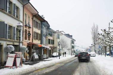 Lausanne, İsviçre - 1 Mart, 2018. Bahar kar manzara otoyol boyunca ve Avrupa'nın şehirlerde.