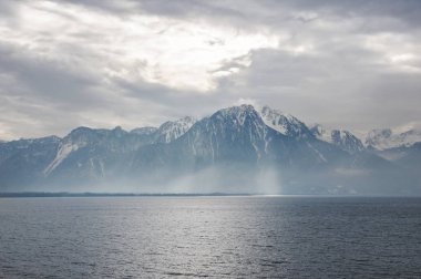 Cenevre Gölü görünümünü kara sevdanın.