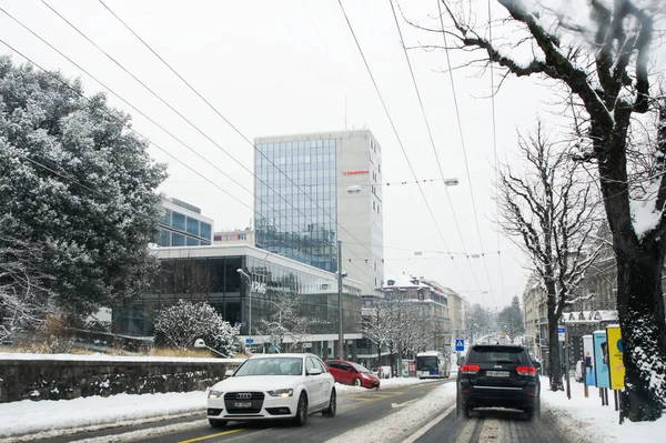 Lausanne, İsviçre - 1 Mart, 2018. Bahar kar manzara otoyol boyunca ve Avrupa'nın şehirlerde.