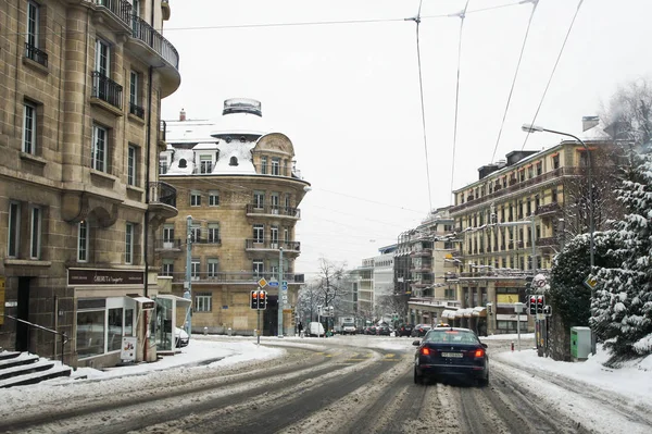 Lausanne, İsviçre - 1 Mart, 2018. Bahar kar manzara otoyol boyunca ve Avrupa'nın şehirlerde.