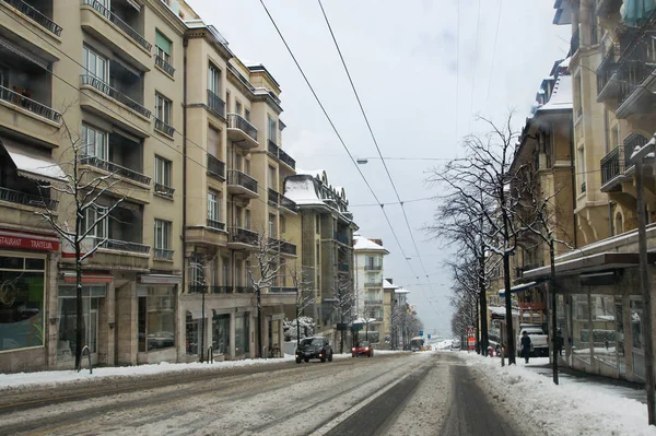Lausanne, İsviçre - 1 Mart, 2018. Bahar kar manzara otoyol boyunca ve Avrupa'nın şehirlerde.