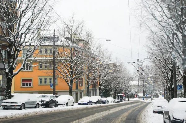 Lausanne, İsviçre - 1 Mart, 2018. Bahar kar manzara otoyol boyunca ve Avrupa'nın şehirlerde.