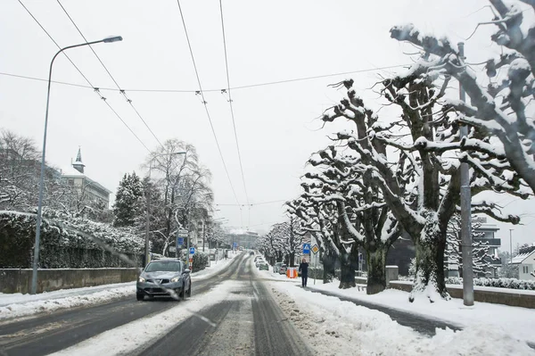 Lausanne, İsviçre - 1 Mart, 2018. Bahar kar manzara otoyol boyunca ve Avrupa'nın şehirlerde.
