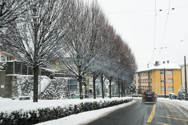 Lausanne, İsviçre - 1 Mart, 2018. Bahar kar manzara otoyol boyunca ve Avrupa'nın şehirlerde.