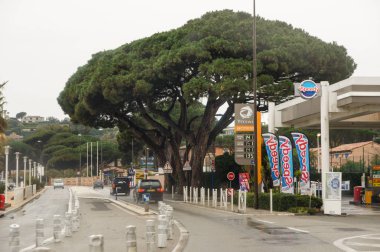 Saint Tropez, Fransa-24 Şubat, 2018. Yollar ve şehir otomobili üzerinden görüntülemek.