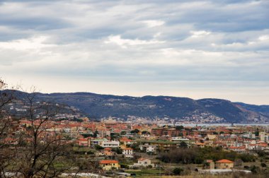 Yollar ve şehir otomobili üzerinden görüntülemek.