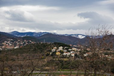 Yollar ve şehir otomobili üzerinden görüntülemek.