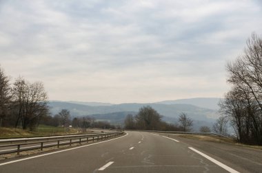 Yollar ve şehir otomobili üzerinden görüntülemek.