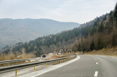 Yollar ve şehir otomobili üzerinden görüntülemek.
