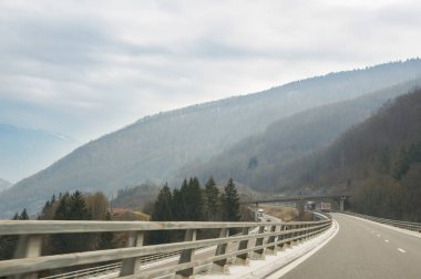 Yollar ve şehir otomobili üzerinden görüntülemek.