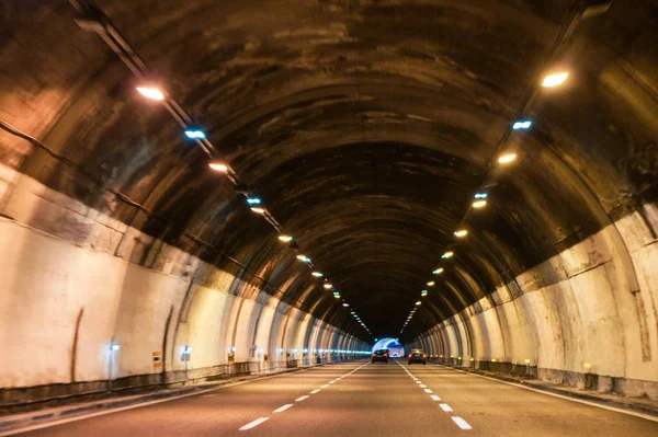 Dağ tünelleri arabayla sürüş.