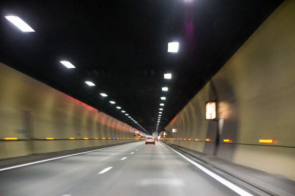 Проезд на автомобиле по горным туннелям
.