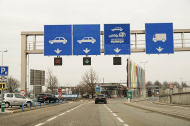Grenoble, Fransa - 27 Şubat, 2018. Yollar ve şehir otomobili üzerinden görüntülemek.