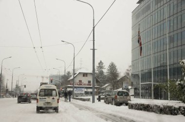 Geneva, İsviçre - 3 Mart, 2018. Bahar kar manzara otoyol boyunca ve Avrupa'nın şehirlerde.