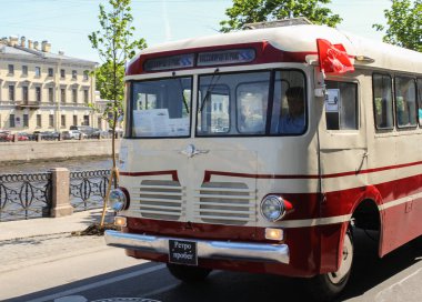 St. Petersburg, Rusya - 26 Mayıs, 2018. Yolcu ve kişisel retro ulaşım, St. Petersburg şehir günü geçit töreni.