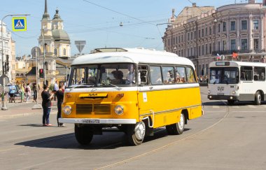 St. Petersburg, Rusya - 26 Mayıs, 2018. Yolcu ve kişisel retro ulaşım, St. Petersburg şehir günü geçit töreni.