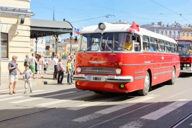 St. Petersburg, Rusya - 26 Mayıs, 2018. Yolcu ve kişisel retro ulaşım, St. Petersburg şehir günü geçit töreni.