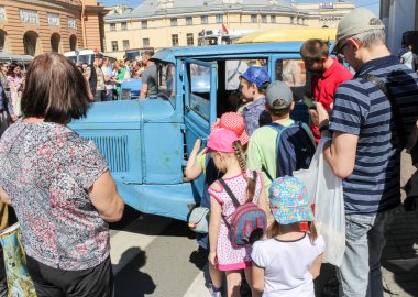 St. Petersburg, Rusya - 26 Mayıs, 2018. Yolcu ve kişisel retro ulaşım, St. Petersburg şehir günü geçit töreni.