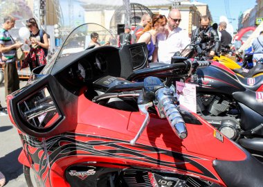 St. Petersburg, Rusya - 26 Mayıs, 2018. Bir tatil günü motorlu gemi St. Petersburg şehrin.