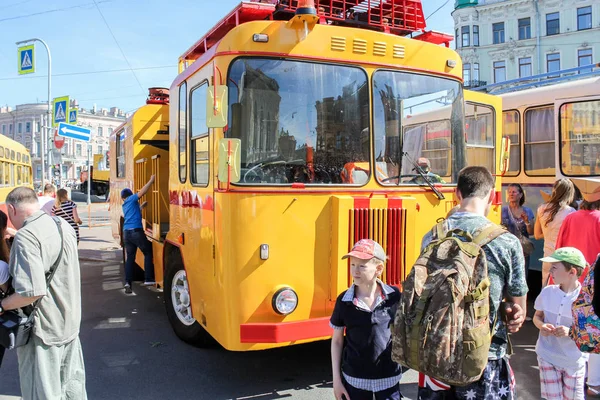 サンクトペテルブルク ロシア連邦 2018 乗用車とセント ピーターズバーグ市の日にレトロな個人の交通機関のパレード — ストック写真