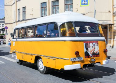 St. Petersburg, Rusya - 26 Mayıs, 2018. Yolcu ve kişisel retro ulaşım, St. Petersburg şehir günü geçit töreni.