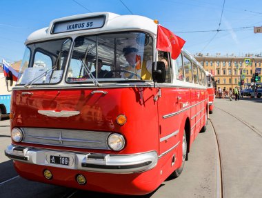 St. Petersburg, Rusya - 26 Mayıs, 2018. Yolcu ve kişisel retro ulaşım, St. Petersburg şehir günü geçit töreni.